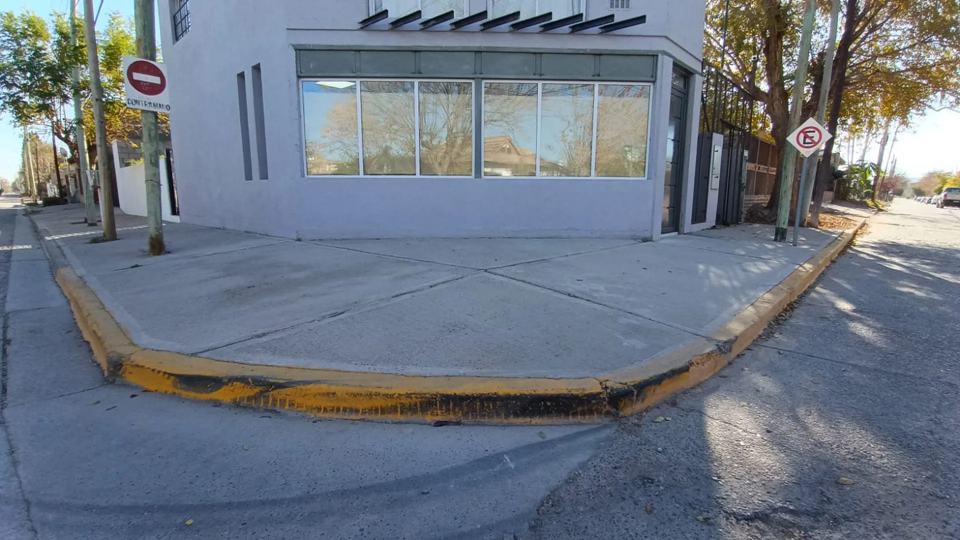 LOCAL COMERCIAL EN ALQUILER - PLOTTIER foto 2