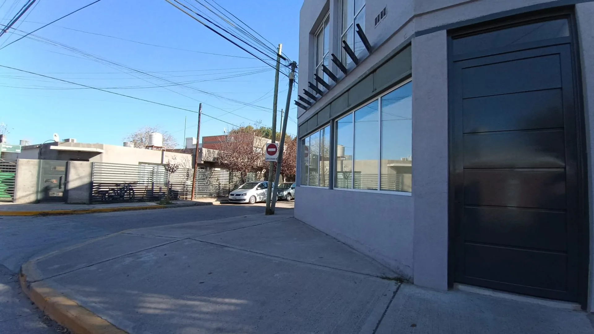 LOCAL COMERCIAL EN ALQUILER - PLOTTIER foto 3