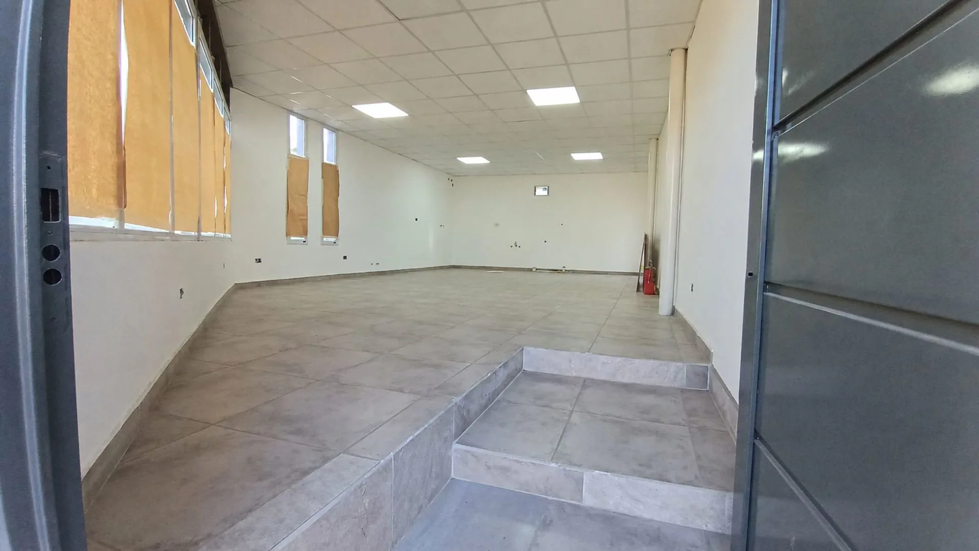 LOCAL COMERCIAL EN ALQUILER - PLOTTIER foto 5
