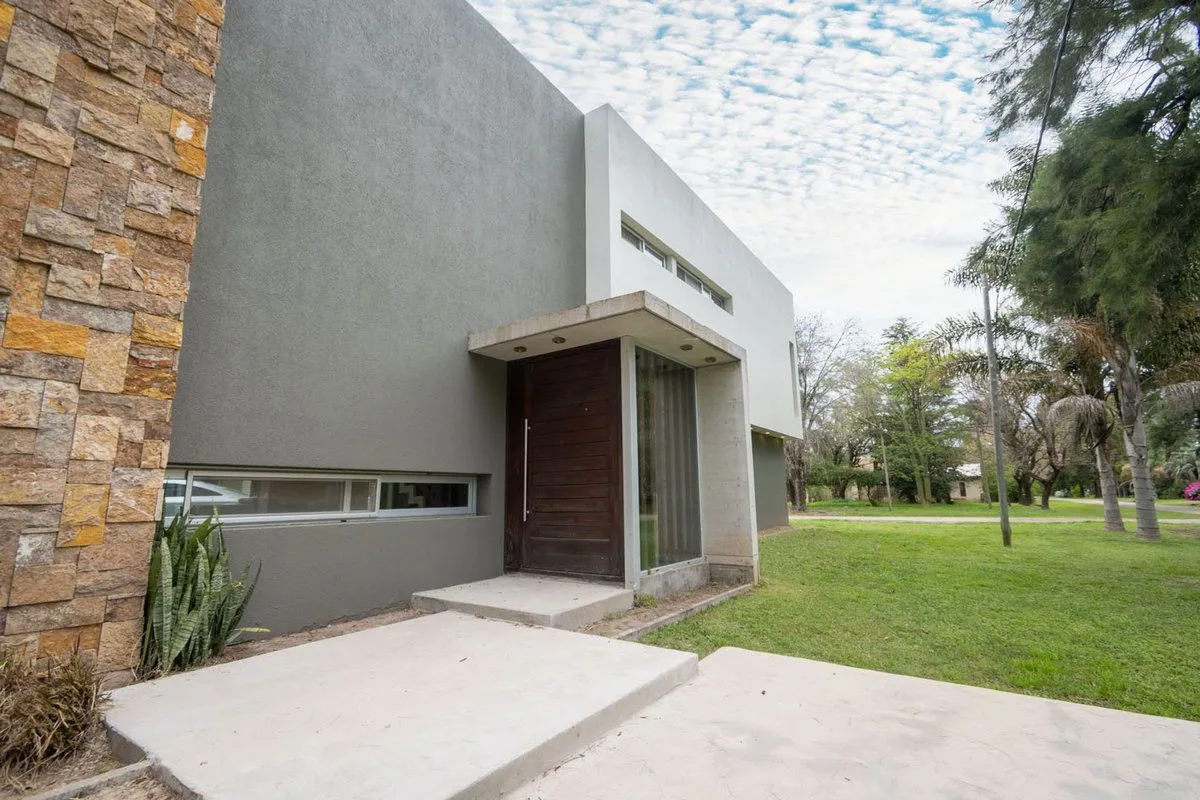REMAX VENDE CASA IMPONENTE EN COUNTRY LOS MOLINOS foto 2