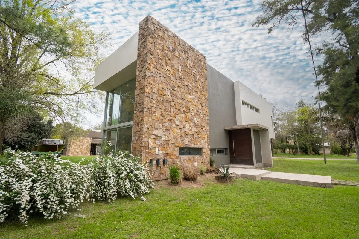 REMAX VENDE CASA IMPONENTE EN COUNTRY LOS MOLINOS foto 3