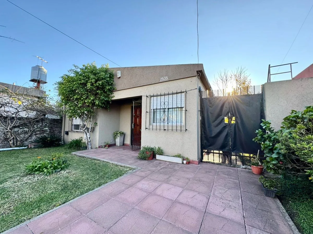 VENTA CASA 4 AMBIENTES - IMPORTANTE TERRENO foto 3