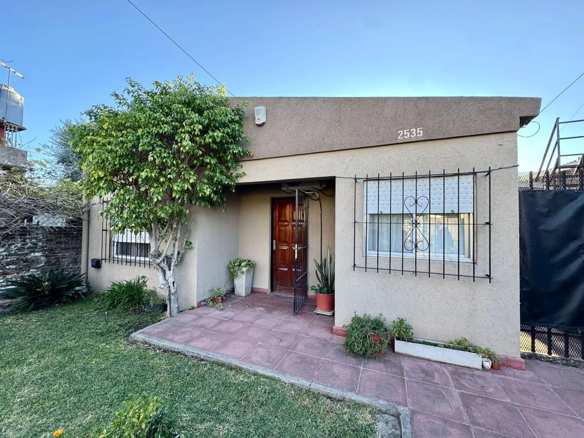 VENTA CASA 4 AMBIENTES - IMPORTANTE TERRENO foto 4