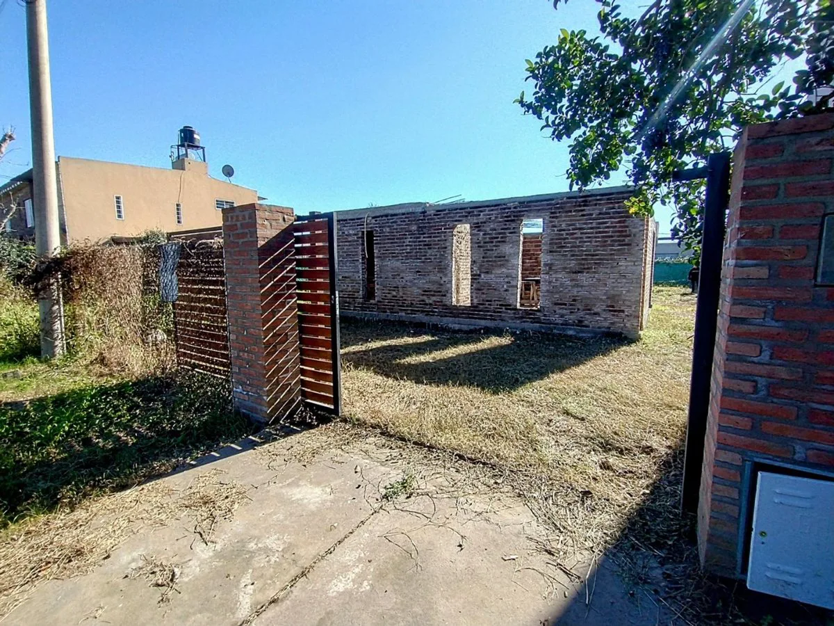 VENTA TERRENO CON CASA A TERMINAR EN ALVEAR foto 2