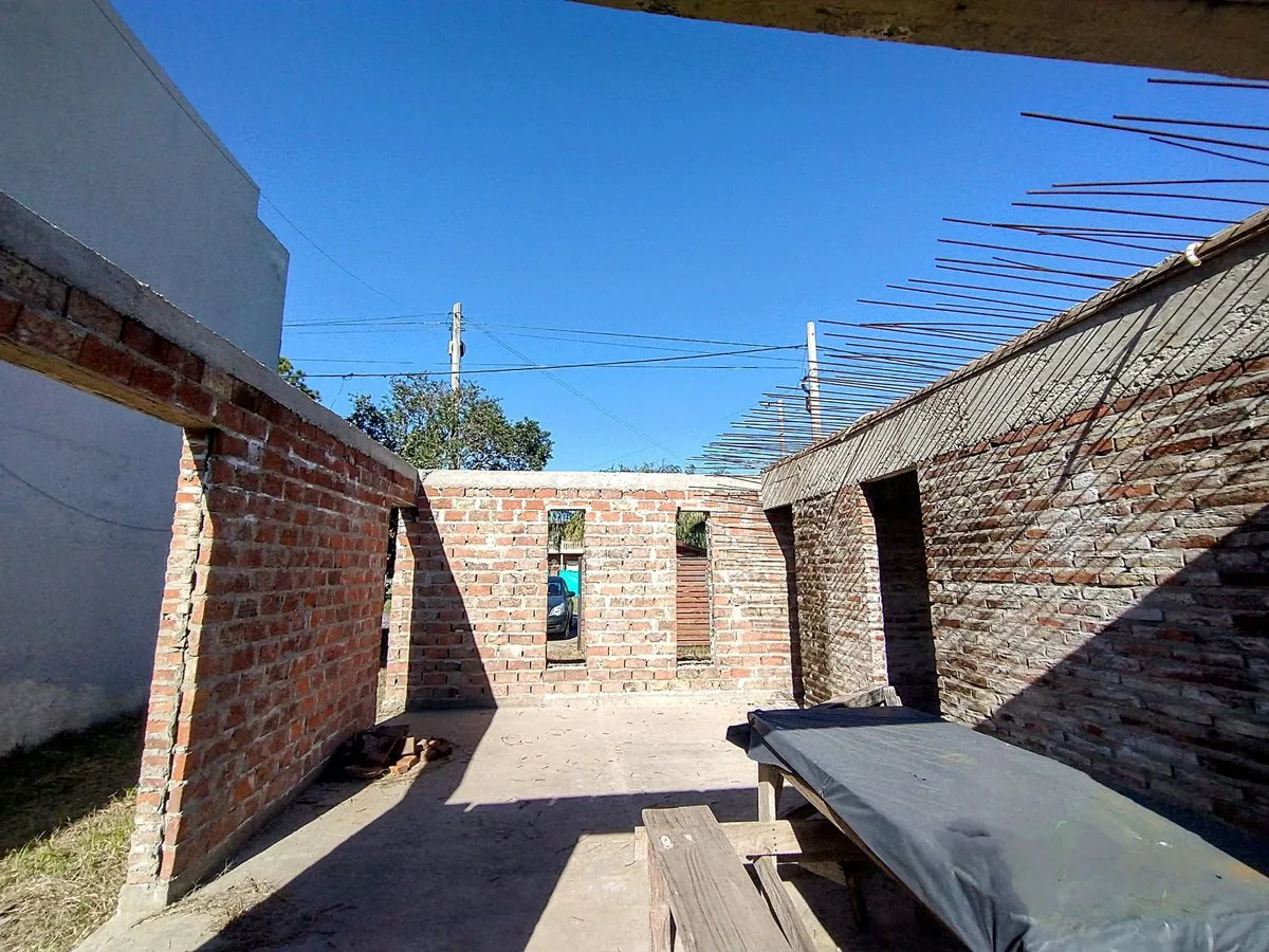 VENTA TERRENO CON CASA A TERMINAR EN ALVEAR foto 5