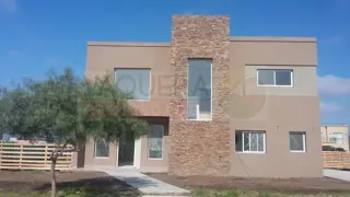 Importante casa a estrenar en el Barrio San Matias. foto 1