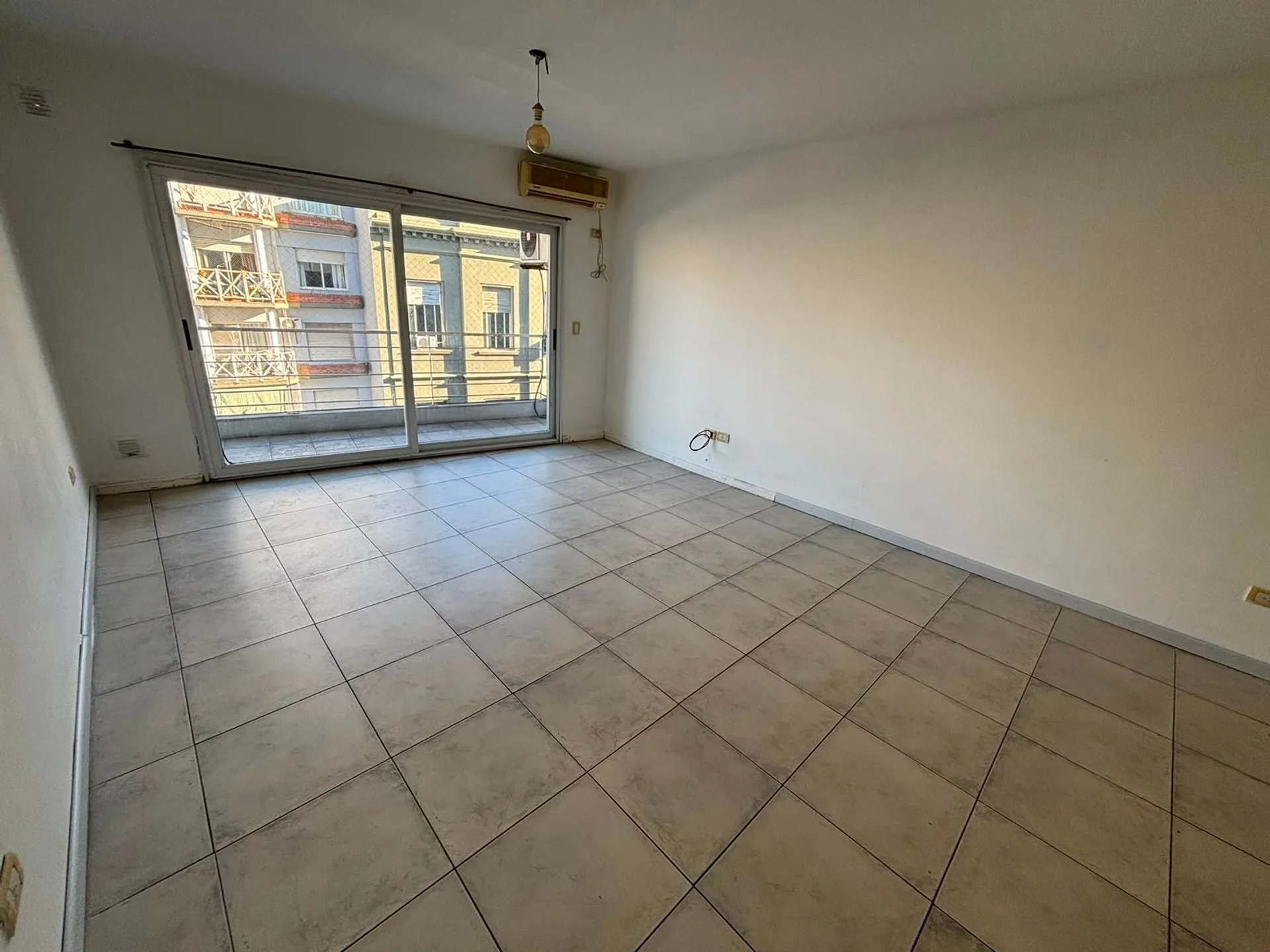 VENTA - MONOAMBIENTE AMPLIO C/BALCON - ALMAGRO foto 4