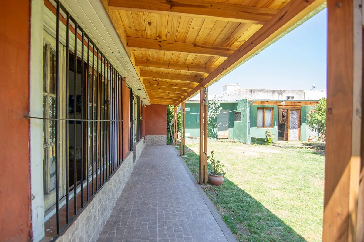 Casa 4 ambientes en venta Boulogne Jardín Cochera foto 2