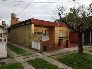 Venta casa PH Frente 2 dormitorios comparte cochera en Villa Tesei foto 1
