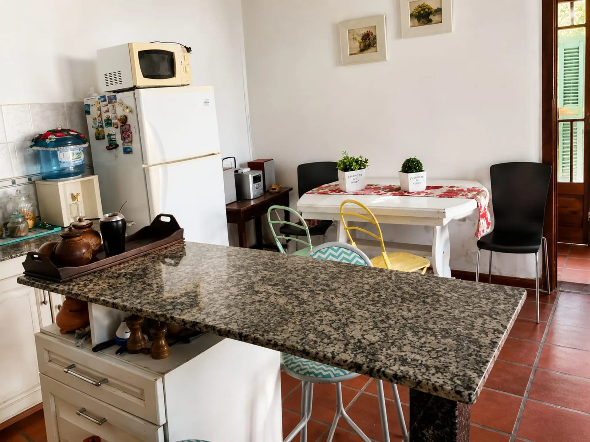 CASA  DE 3 DORMITORIOS CON GRAN PATIO  Y QUINCHO foto 4