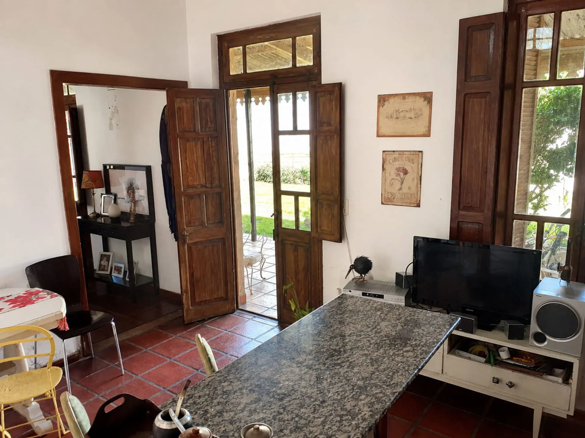 CASA  DE 3 DORMITORIOS CON GRAN PATIO  Y QUINCHO foto 5