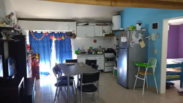 EXCELENTE PROPIEDAD UBICADO EN EL CENTRO DE GARIN, DEPARTAMENTO DOS AMBIENTES Y MEDIO AMPLIO EN PRIMER PISO, COCHERA CUBIERTA, PATIO PARQUE, PARRILLA,