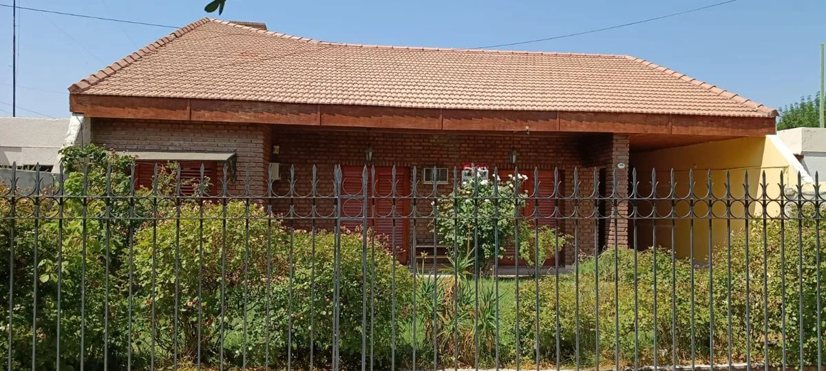 Chalet en Avenida principal Plaza Huincul