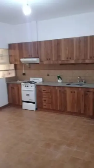 Casa con local a la venta de 2 dormitorios, 2 baños,cocinacomedor,living,, lavadero patio al fondo,  entrada para 2 autoslote de10x35 local de 3x8 con foto 1