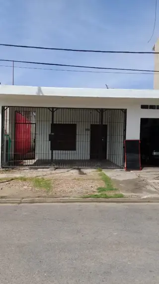 Casa con local a la venta de 2 dormitorios, 2 baños,cocinacomedor,living,, lavadero patio al fondo,  entrada para 2 autoslote de10x35 local de 3x8 con foto 2