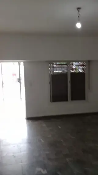 Casa con local a la venta de 2 dormitorios, 2 baños,cocinacomedor,living,, lavadero patio al fondo,  entrada para 2 autoslote de10x35 local de 3x8 con foto 3