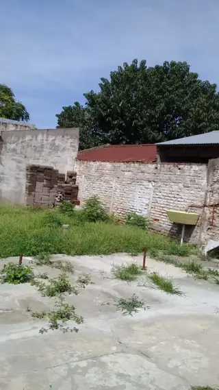Casa con local a la venta de 2 dormitorios, 2 baños,cocinacomedor,living,, lavadero patio al fondo,  entrada para 2 autoslote de10x35 local de 3x8 con foto 4