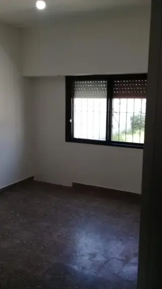 Casa con local a la venta de 2 dormitorios, 2 baños,cocinacomedor,living,, lavadero patio al fondo,  entrada para 2 autoslote de10x35 local de 3x8 con foto 5