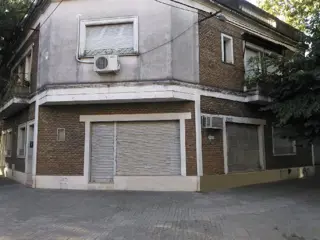 CASA EN  PLANTA BAJA CON LOCAL COMERCIAL Y TERRAZA EXCLUSIVA foto 1