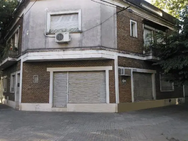 CASA EN PLANTA BAJA CON LOCAL COMERCIAL Y TERRAZA EXCLUSIVA