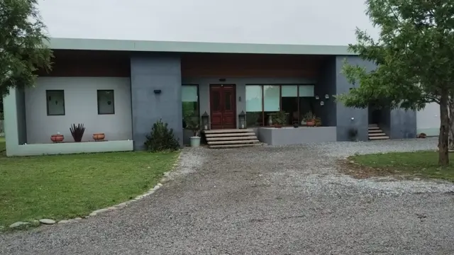 CASA EN CHACRA DE TRES HECTARIAS, VISTA PANORAMICA AL PARQUE GALERIA SEMICUBIERTA CON HORNO Y PARRILLA BODEGA EN SUBSUELO CANCHA DE PADLE VIDRIADA P