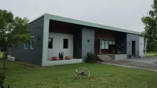 CASA EN CHACRA DE TRES HECTARIAS,   VISTA PANORAMICA AL PARQUE GALERIA SEMICUBIERTA CON HORNO Y PARRILLA BODEGA EN SUBSUELO CANCHA DE PADLE VIDRIADA P foto 2