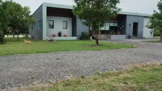 CASA EN CHACRA DE TRES HECTARIAS,   VISTA PANORAMICA AL PARQUE GALERIA SEMICUBIERTA CON HORNO Y PARRILLA BODEGA EN SUBSUELO CANCHA DE PADLE VIDRIADA P foto 3