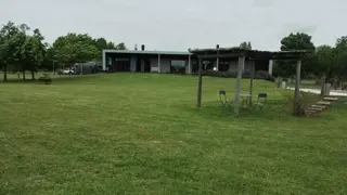 CASA EN CHACRA DE TRES HECTARIAS,   VISTA PANORAMICA AL PARQUE GALERIA SEMICUBIERTA CON HORNO Y PARRILLA BODEGA EN SUBSUELO CANCHA DE PADLE VIDRIADA P foto 5