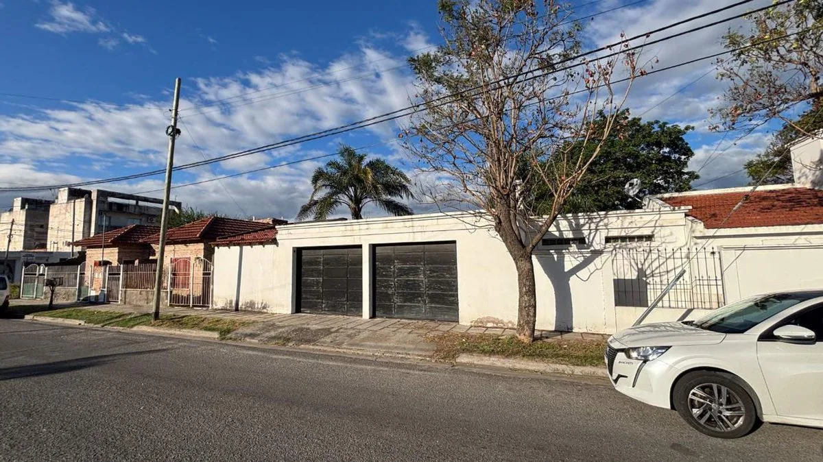 Se vende CASA con 2 cocheras - ZONA ALTA Catamarca foto 2