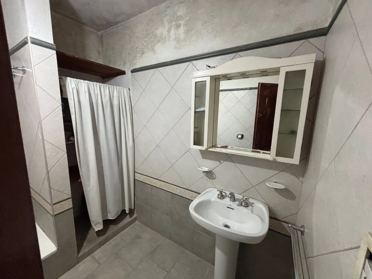 Se vende CASA con 2 cocheras - ZONA ALTA Catamarca foto 5
