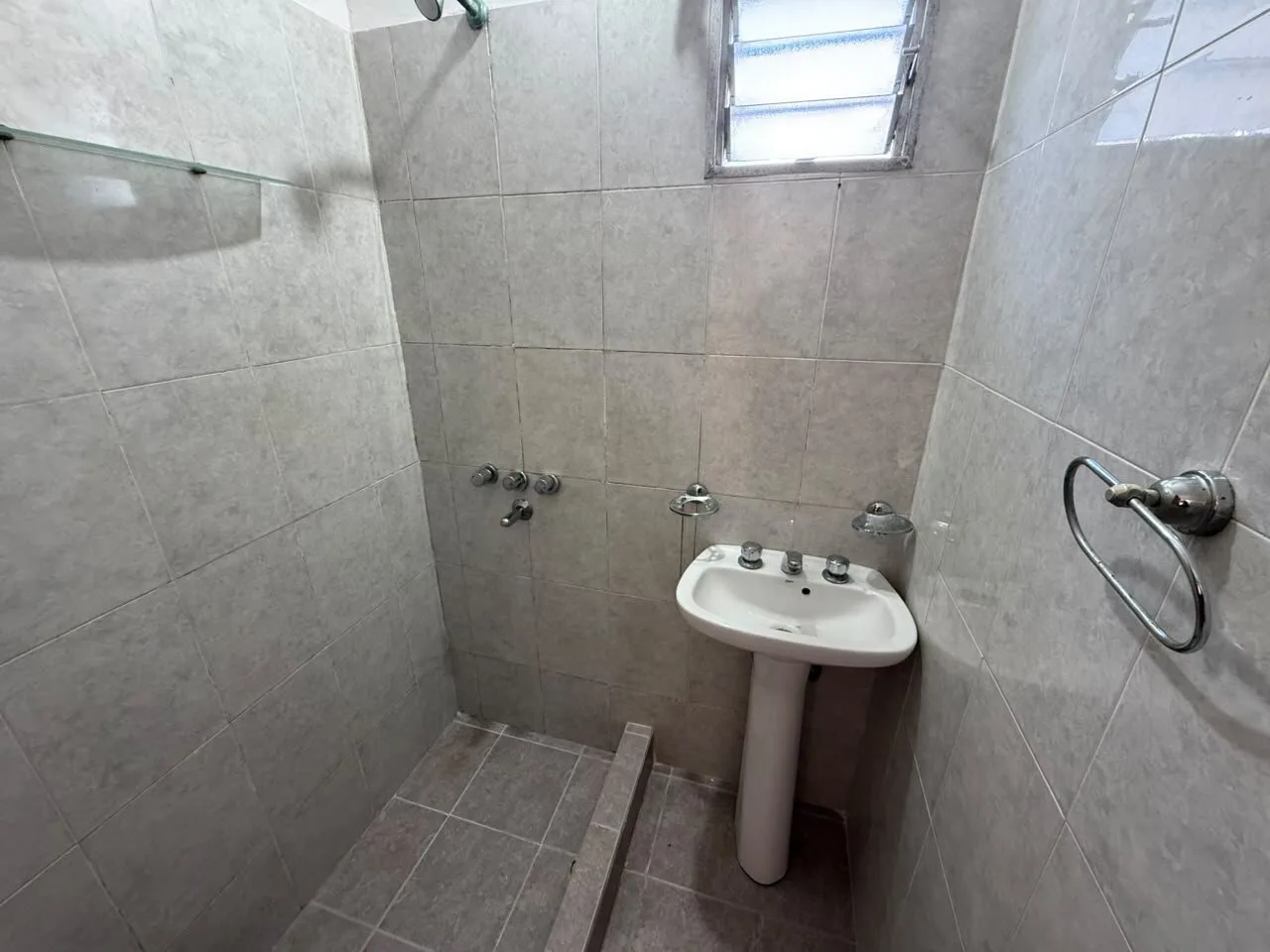 Alquiler 2 ambientes compacto en Moron foto 5