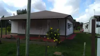 EXCELENTE COMPLEJO CON 6 DEPARTAMENTOS MAS VIVIENDAS PRINCIPAL DE TRES AMBIENTES,  HOSPEDAJE  TOTALMENTE EQUIPADO, APTO PARA 28 PERSONAS. Y OTRAS EDIF foto 5