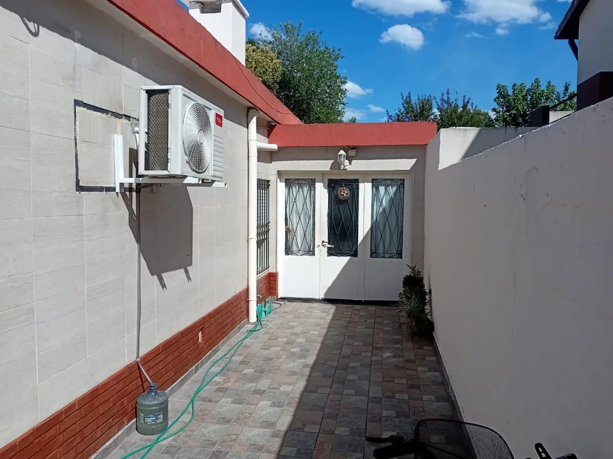 VENTA HERMOSA Y COMODA CASA 3 AMBIENTES EN MORENO foto 5