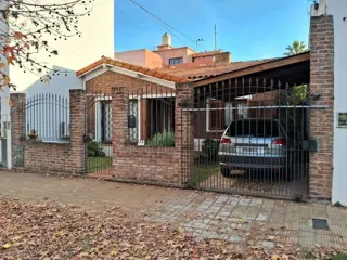 Chalet en Venta 4 ambientes Cochera Jardin Fondo Haedo Norte foto 1