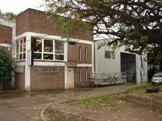 Galpón sobre 3000 mts² de tierra foto 2