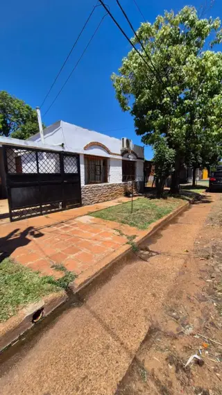 CASA DE 3 DORMITORIOS EN BARRIO JUDICIAL. APTA CRÉDITOHIPOTECARIO.OPORTUNIDAD PARA ADQUIRIR SU PRIMER INMUEBLE.- foto 2