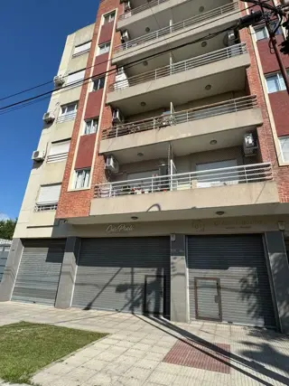 Local comercial  de 59 m2 a metros de Av Pte Peron, excelente ubicacion foto 1