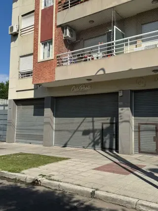 Local comercial  de 59 m2 a metros de Av Pte Peron, excelente ubicacion foto 2
