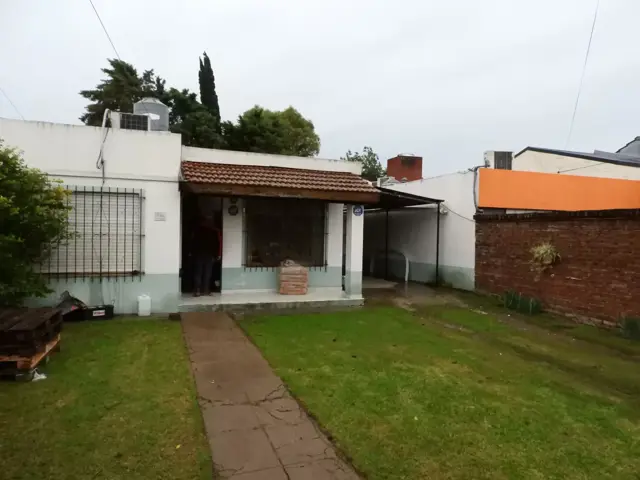 Excelente propiedad multifamiliar, dos casa de tres ambientes sobre lote de 10 x 35 en Garin