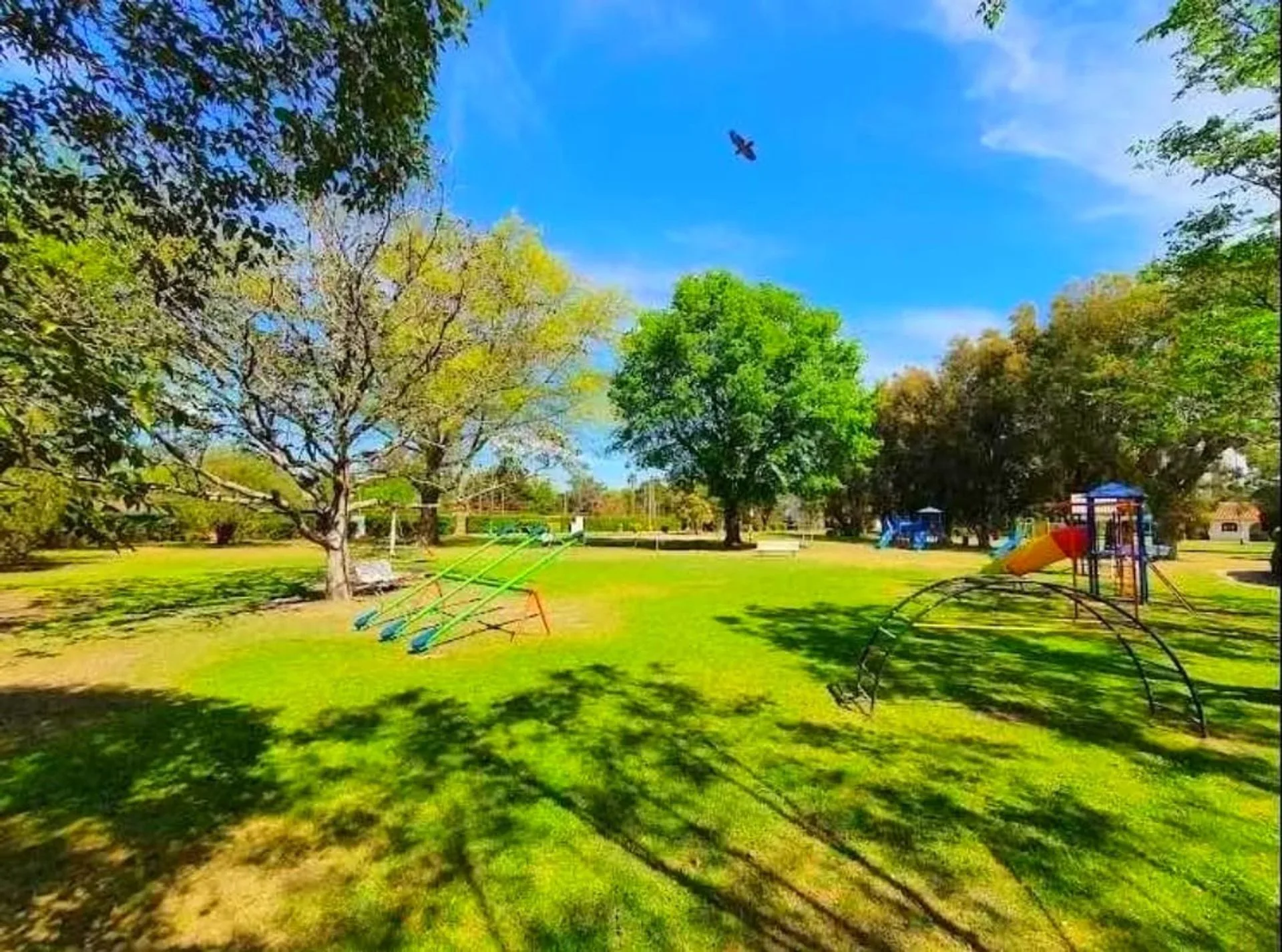 Hermoso Lote en Venta en Country Club Las Brisas foto 3