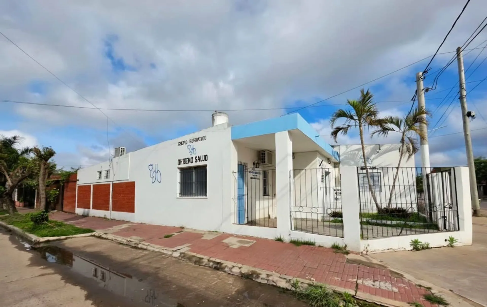 VENDO CASA | Ubicación privilegiada sobre Av Rolon foto 2