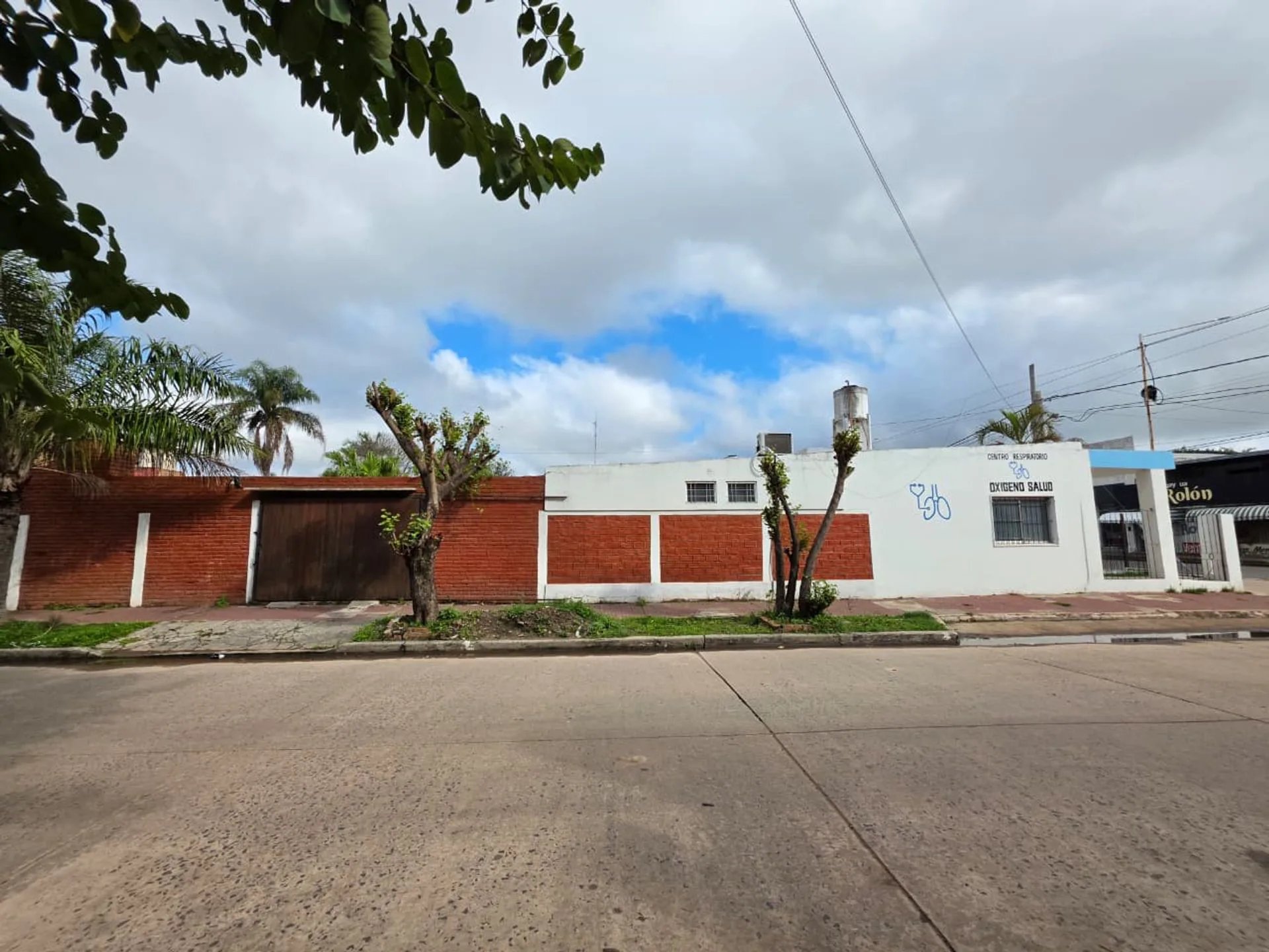 VENDO CASA | Ubicación privilegiada sobre Av Rolon foto 3