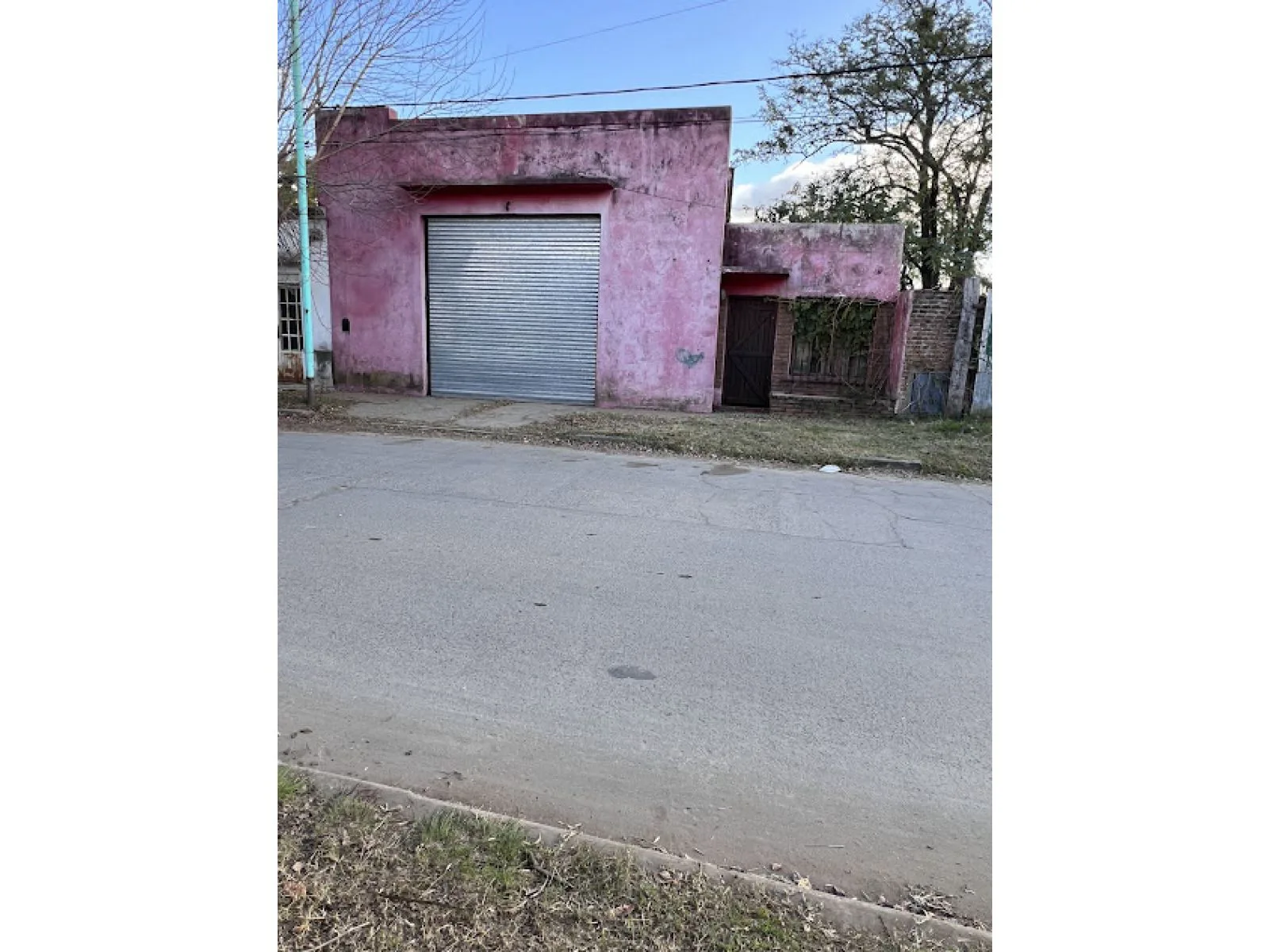 Galpón ubicado en la esquina de Belgrano y Azara foto 3