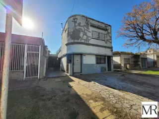 PH 4 ambientes en venta en Wilde con gran Parque y Quincho foto 2