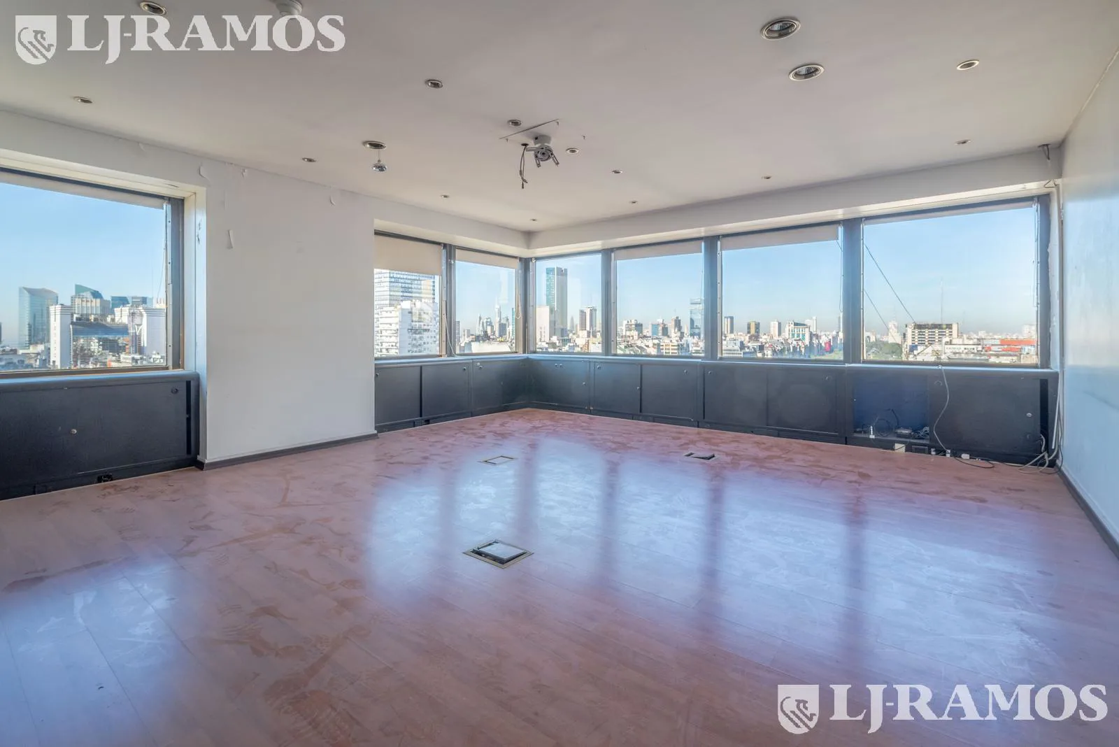 Cerrito 1200. Piso 16° oficina. 3 cocheras fijas. VENTA y/o ALQUILER. foto 2