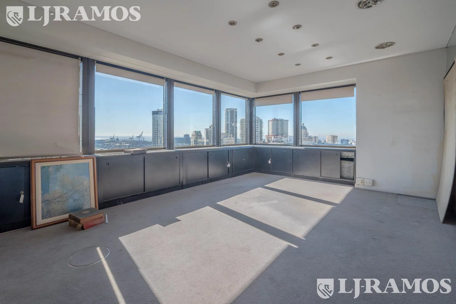 Cerrito 1200. Piso 16° oficina. 3 cocheras fijas. VENTA y/o ALQUILER. foto 4