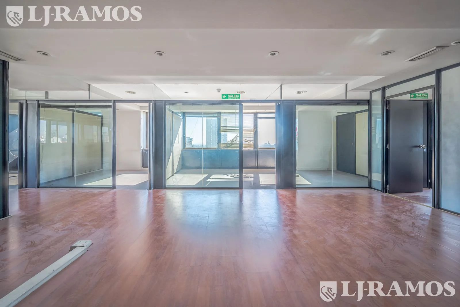 Cerrito 1200. Piso 16° oficina. 3 cocheras fijas. VENTA y/o ALQUILER. foto 5