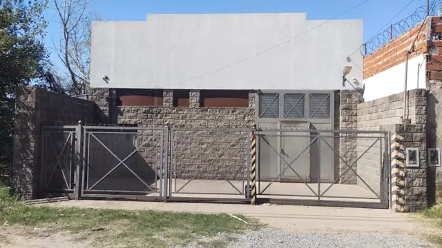 EXCELENTE OPORTUNIDAD PROPIEDAD A TRES CUADRAS DE COLECTORA OESTE RUTA9 GALPON DE 10X30 CON OFICINA Y DOS BAÑOS