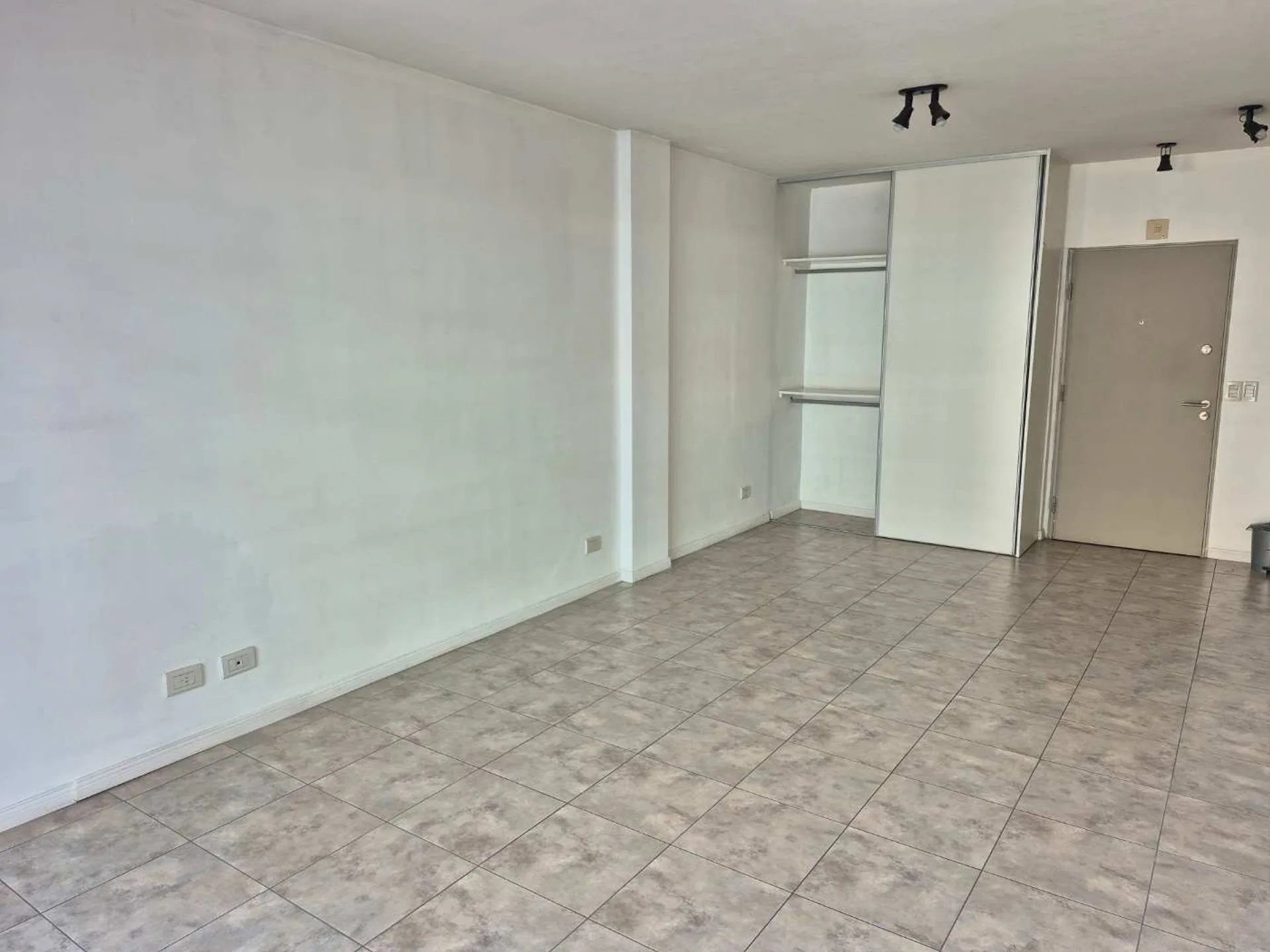 Departamento monoambiente en alquiler balcón F. foto 2