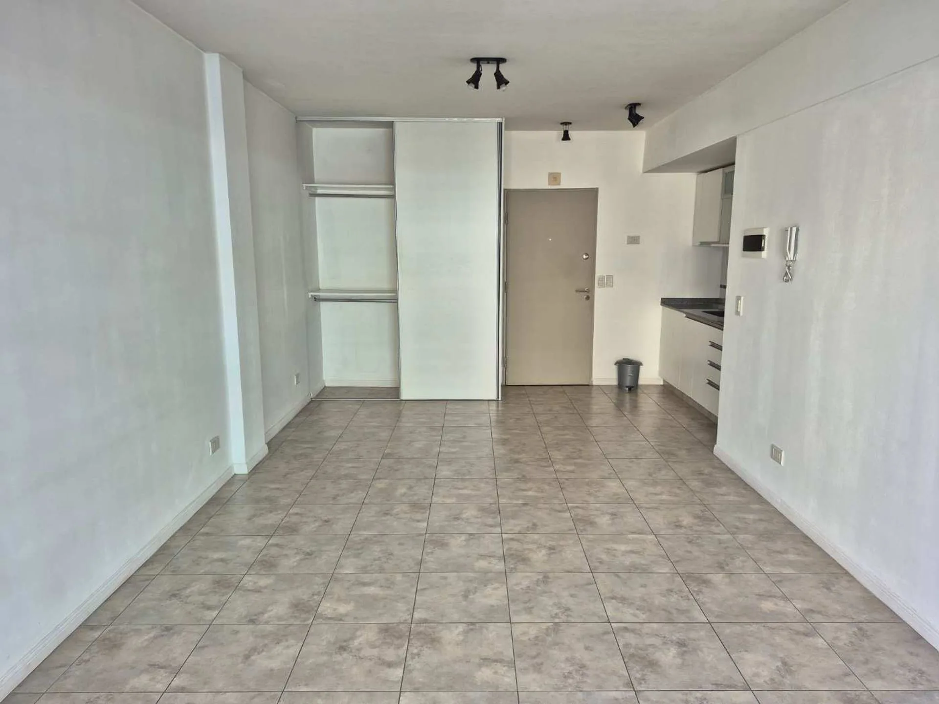 Departamento monoambiente en alquiler balcón F. foto 3